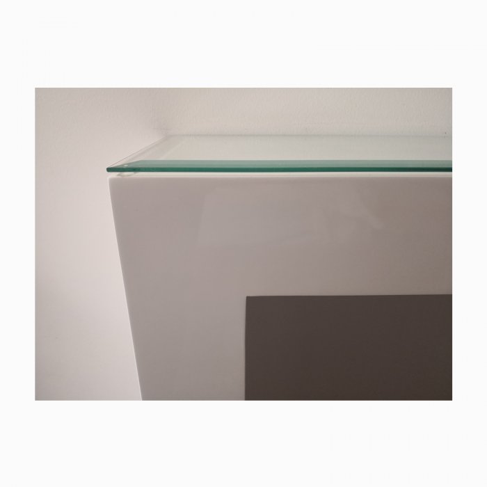 Two Design Lovers slim console glass corner