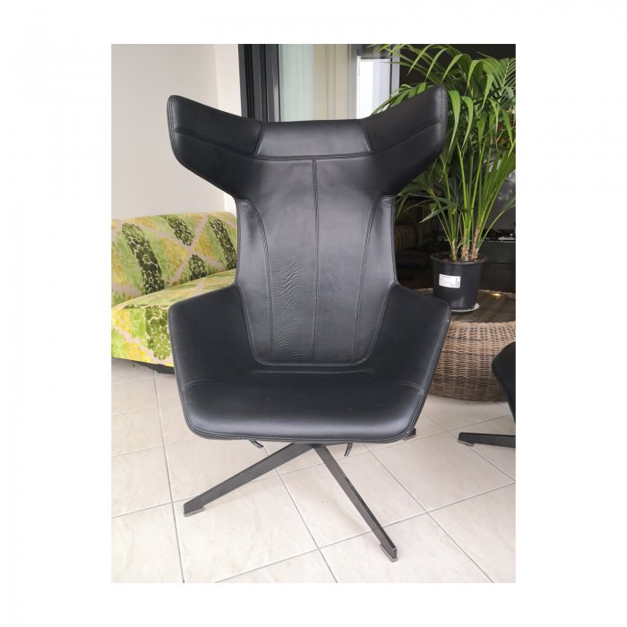 Two Design Lovers Moroso Take a Line for a Walk black swivel chair with footstool 3