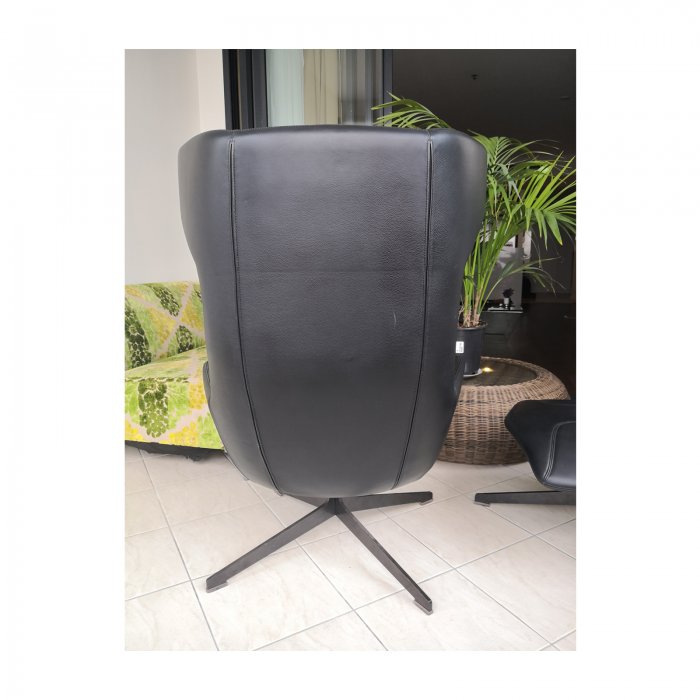 Two Design Lovers Moroso Take a Line for a Walk black swivel chair with footstool 5