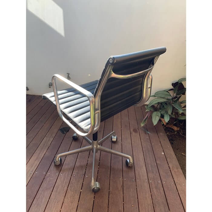 two-design-lovers-Eames Aluminium Group Management Chair Hero
