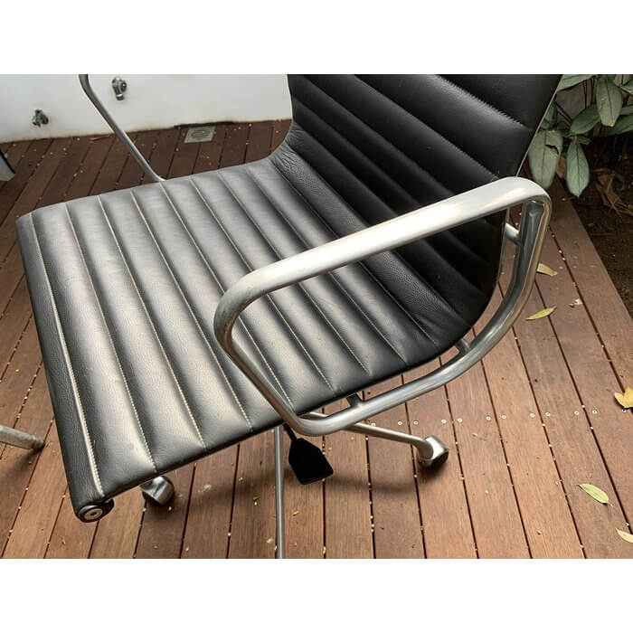 two-design-lovers-Eames Aluminium Group Management Chair Hero