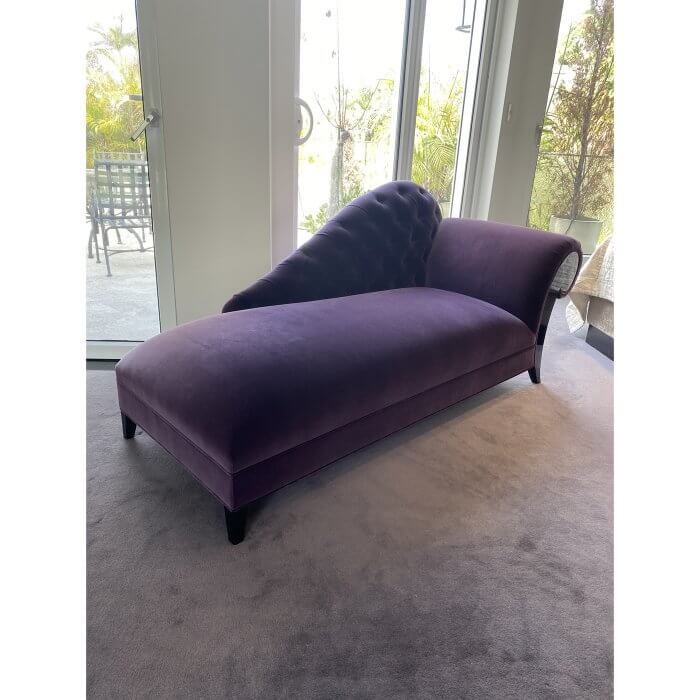 Christopher Guy Moet Droite Chaise Sofa.